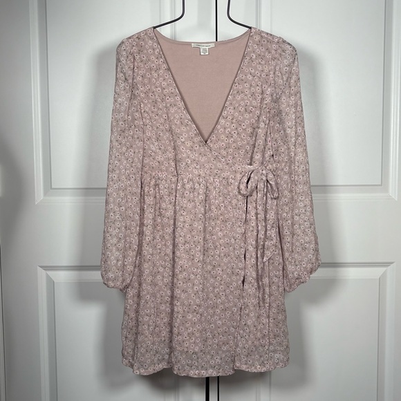 American Eagle Outfitters Dresses & Skirts - American Eagle Chiffon Blush Floral Wrap Dress